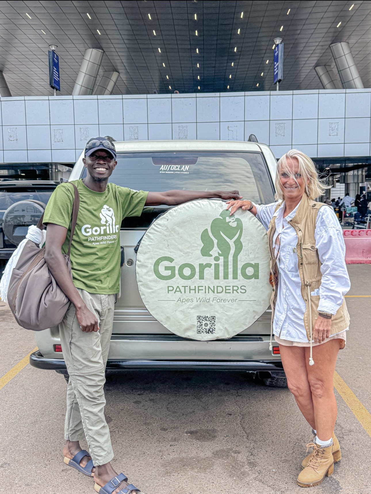 Gorilla safari gallery image